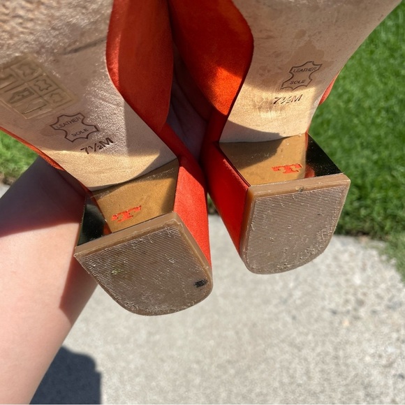 EUC Tory Burch Peep Mule Sandals Lancaster
Orange Suede Size 7.5 - Picture 6 of 12